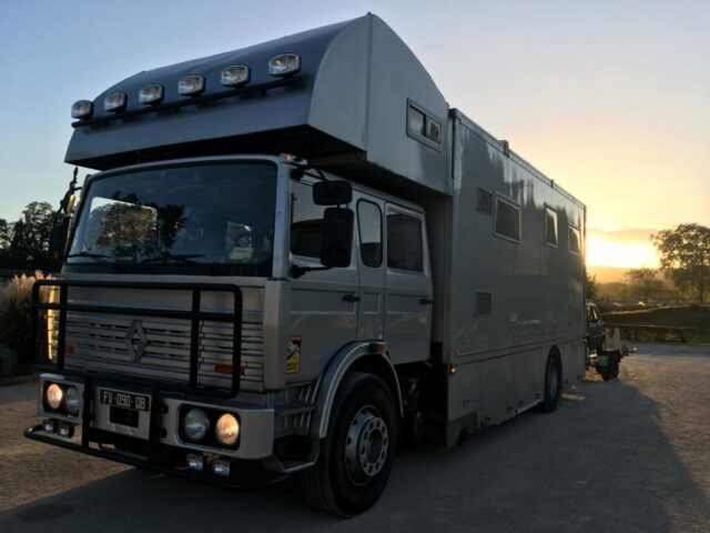 Ensemble camion-remorque-voiture